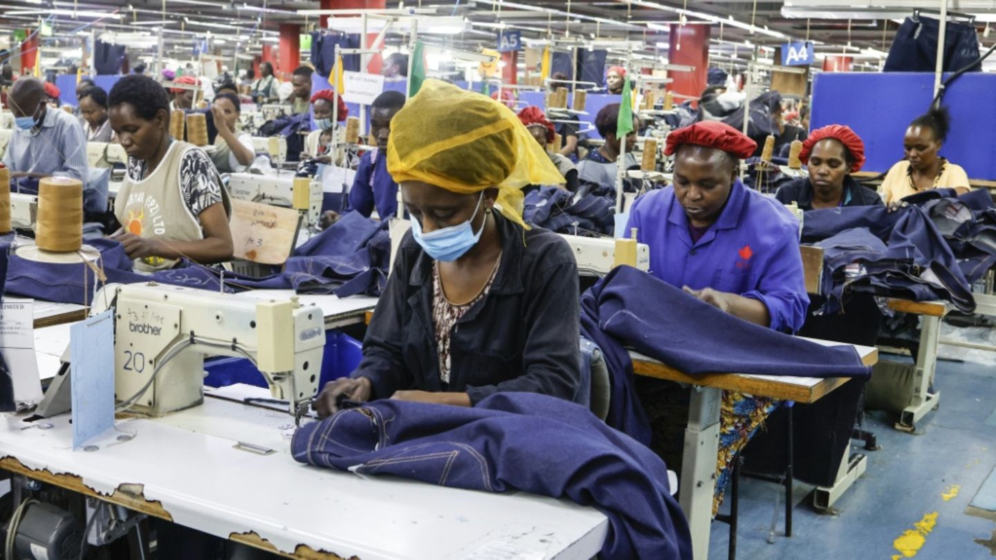 Beschäftigte in der Textilfabrik United Aryan in Nairobi