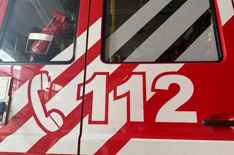 Auf einer Autobahn im Kreis Steinfurt sind Chemikalien auf die Fahrbahn gerieselt. Die Feuerwehr kümmert sich auf einem Rastplat