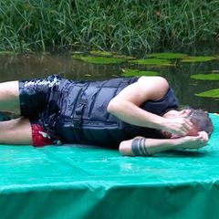 Gil Ofarim stürzt bei einer Dschungelprüfung.