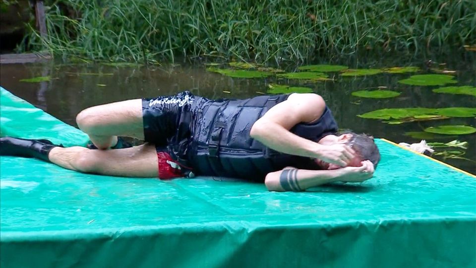 Gil Ofarim stürzt bei einer Dschungelprüfung.