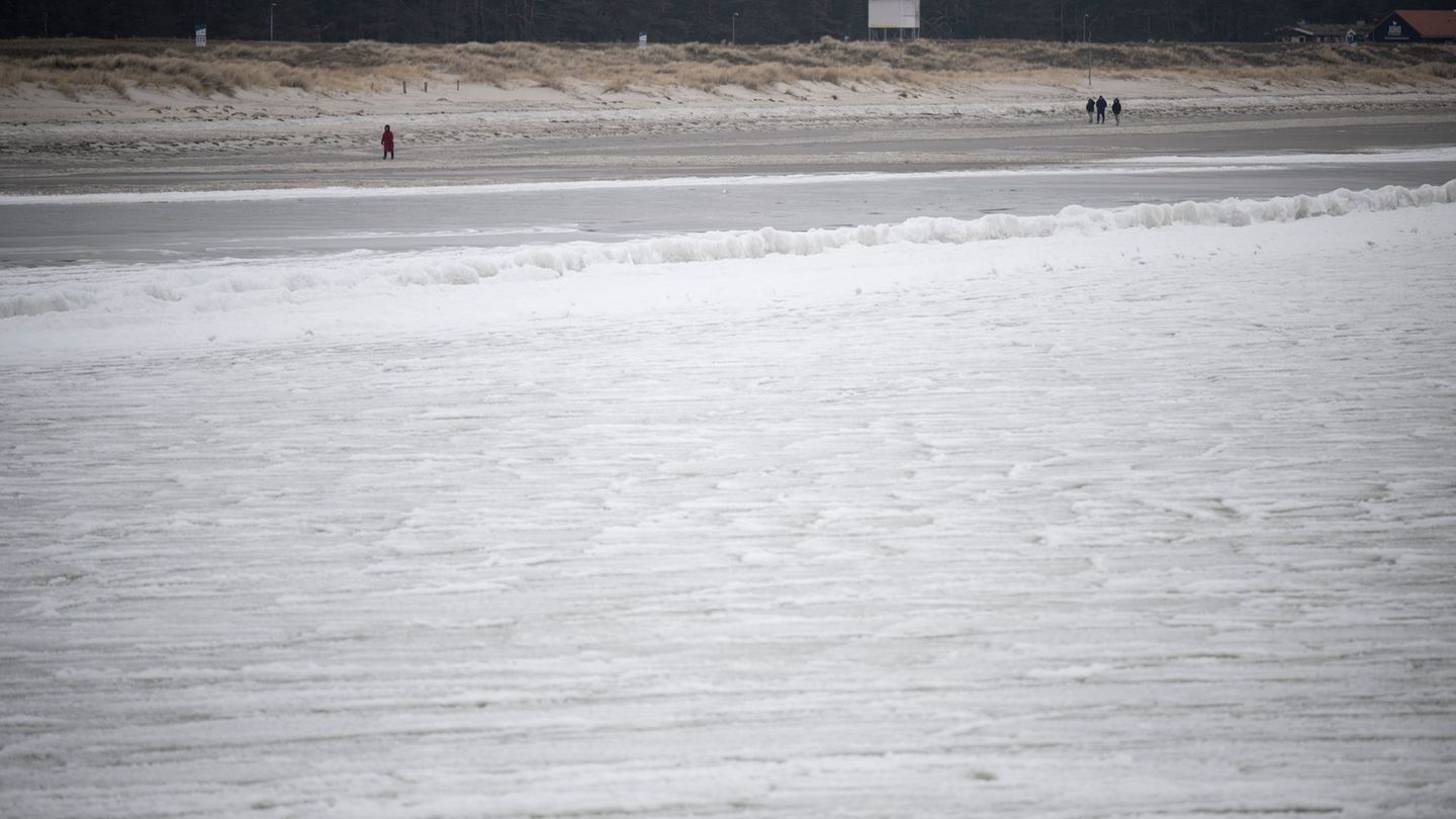 In der zweiten Wochenhälfte könnte es nochmals glatter werden in MV. Foto: Philip Dulian/dpa
