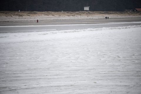 In der zweiten Wochenhälfte könnte es nochmals glatter werden in MV. Foto: Philip Dulian/dpa