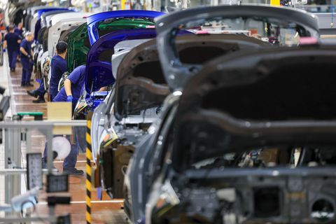 Hohe Arbeitskosten und schwache Nachfrage belasten laut einer Umfrage von Sachsens Industrie- und Handelskammern die Wirtschaft.