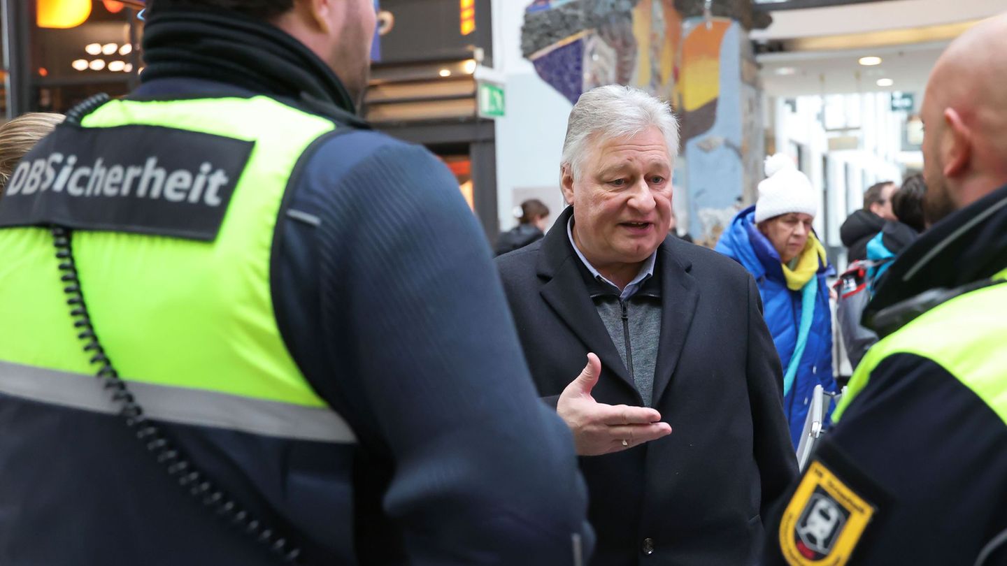Martin Burkert nahm am Nürnberger Bahnhof an der Schweigeminute für den getöteten Zugbegleiter teil. Foto: Daniel Löb/dpa