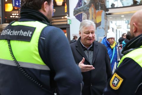 Martin Burkert nahm am Nürnberger Bahnhof an der Schweigeminute für den getöteten Zugbegleiter teil. Foto: Daniel Löb/dpa