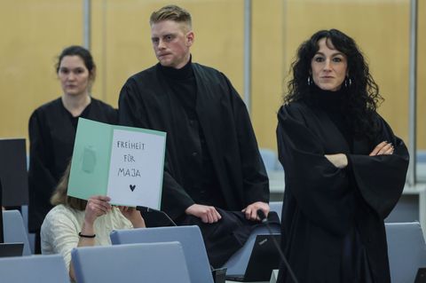 Beim Prozessbeginn fordert eine Angeklagte "Freiheit für Maja" (Archivbild) Foto: Oliver Berg/dpa