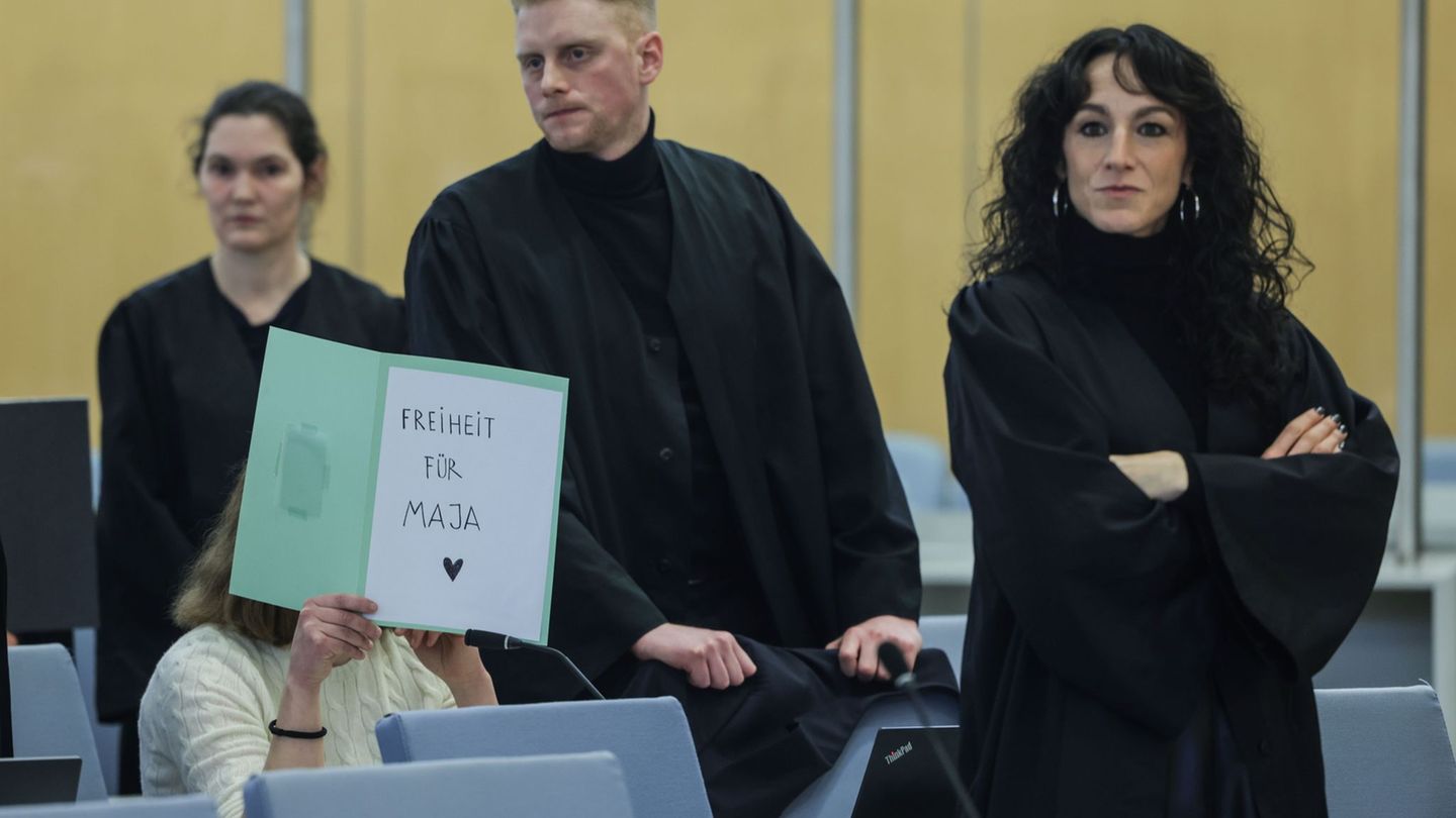 Beim Prozessbeginn fordert eine Angeklagte "Freiheit für Maja" (Archivbild) Foto: Oliver Berg/dpa