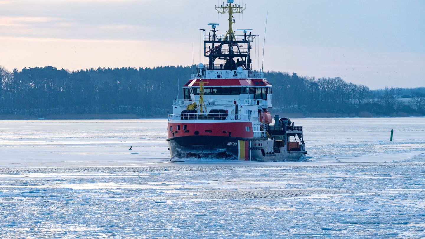Die "Arkona" ist der größte deutsche Ostsee-Eisbrecher. (Archivbild) Foto: Stefan Sauer/dpa