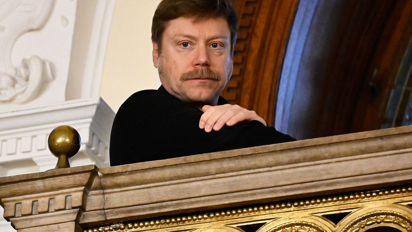 Der deutsche EU-Politiker Martin Schirdewan verfolgte das Verfahren gegen Maja T. in Ungarn vor Ort mit. Foto: Denes Erdos/AP/dp