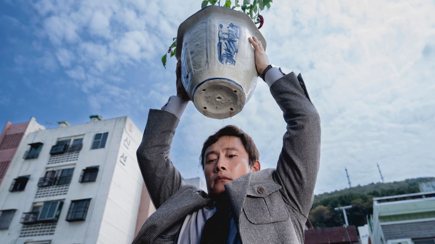 Um sich im Kampf um einen neuen Job gegen die Konkurrenz durchzusetzen, greift Man-soo (Lee Byung-hun) in "No Other Choice" zu drastischen Mitteln.