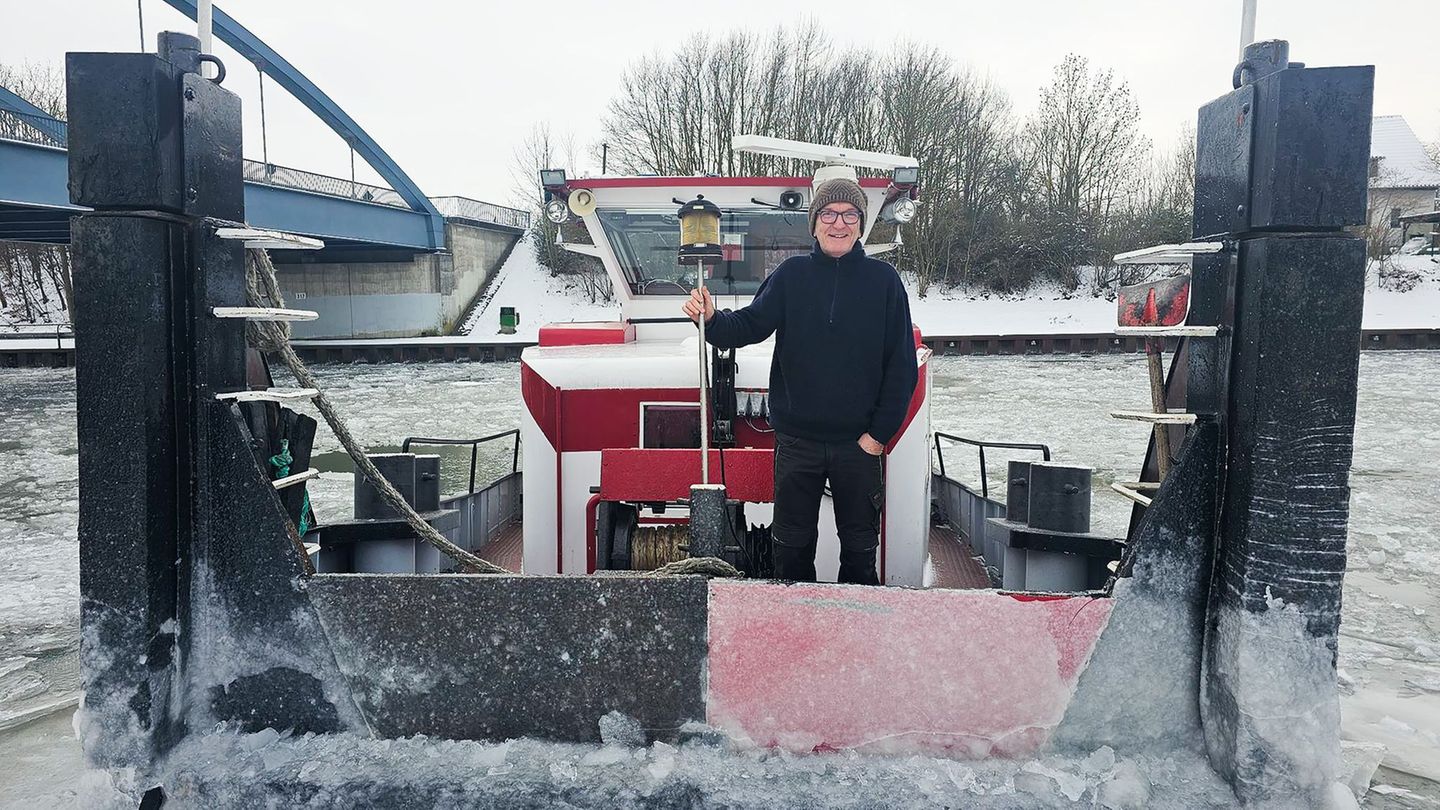 Schiffsführer Carsten Kling steht auf dem Eisbrecher "Paula" auf dem Mittellandkanal. Foto: -/dpa