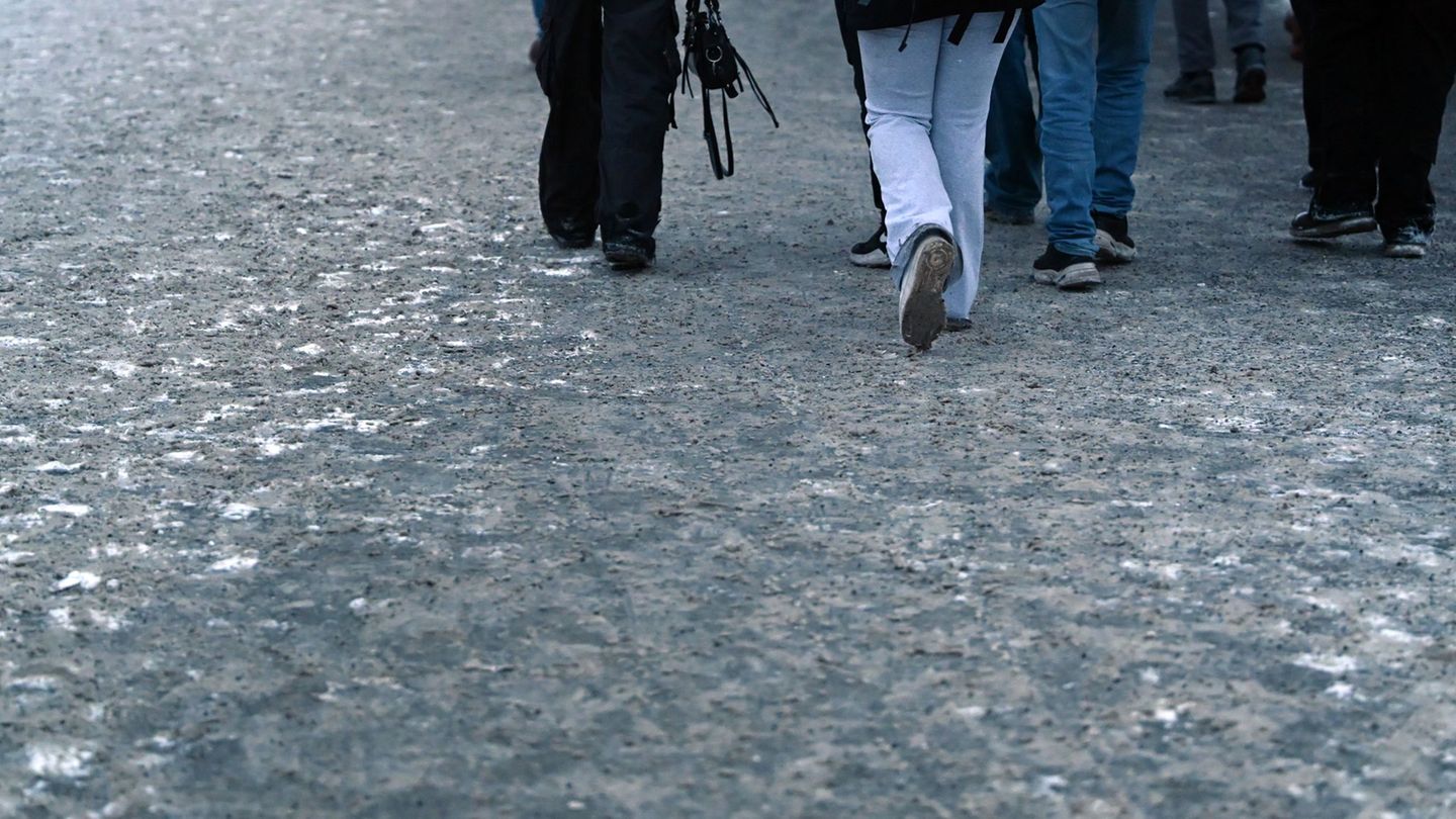 In Berlin und Brandenburg kann es wieder gefährlich glatt werden. Foto: Lilli Förter/dpa