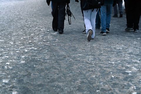 In Berlin und Brandenburg kann es wieder gefährlich glatt werden. Foto: Lilli Förter/dpa