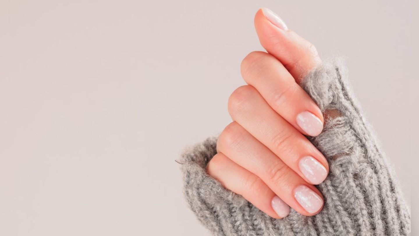 Helle Farben lassen die Nägel clean und gepflegt wirken.