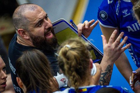 Aus im Europacup: Stuttgarts Volleyballerinnen und ihr Trainer Konstantin Bitter. Foto: Jens Büttner/dpa