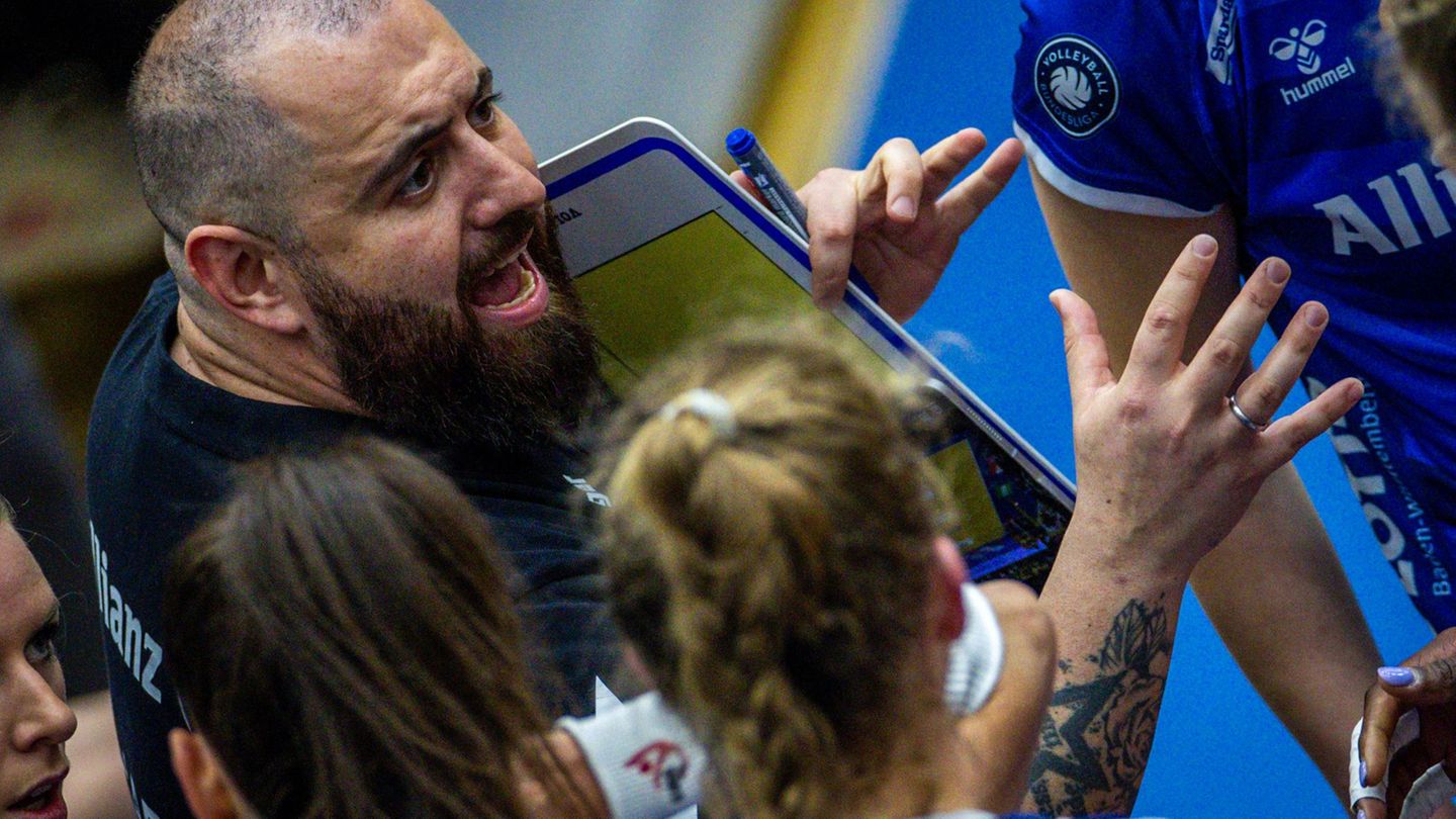 Aus im Europacup: Stuttgarts Volleyballerinnen und ihr Trainer Konstantin Bitter. Foto: Jens Büttner/dpa
