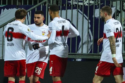 Stuttgarts Deniz Undav (M) feiert mit seinen Teamkollegen nach seinem Tor im DFB-Pokal-Viertelfinale gegen Kiel