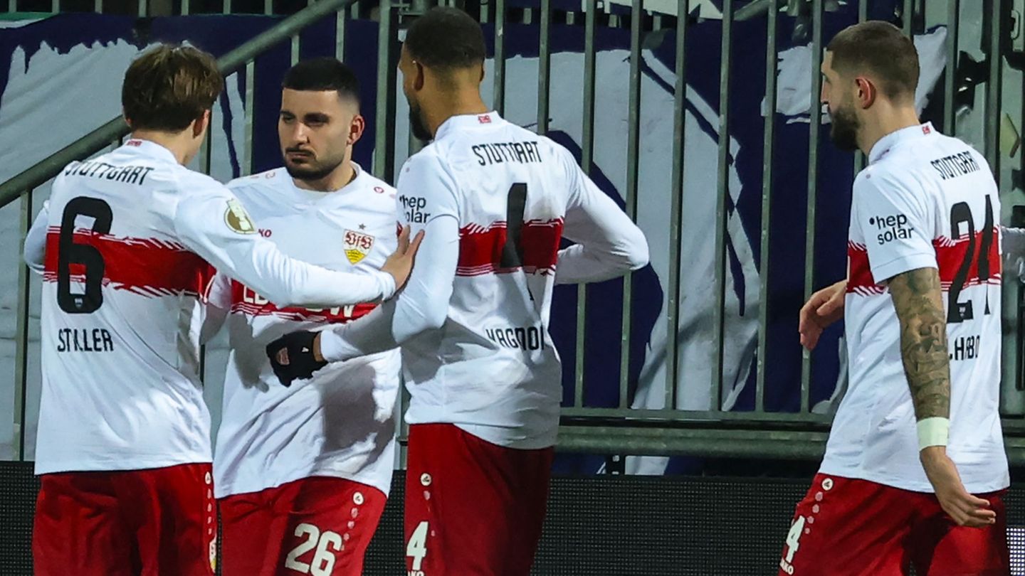 Stuttgarts Deniz Undav (M) feiert mit seinen Teamkollegen nach seinem Tor im DFB-Pokal-Viertelfinale gegen Kiel