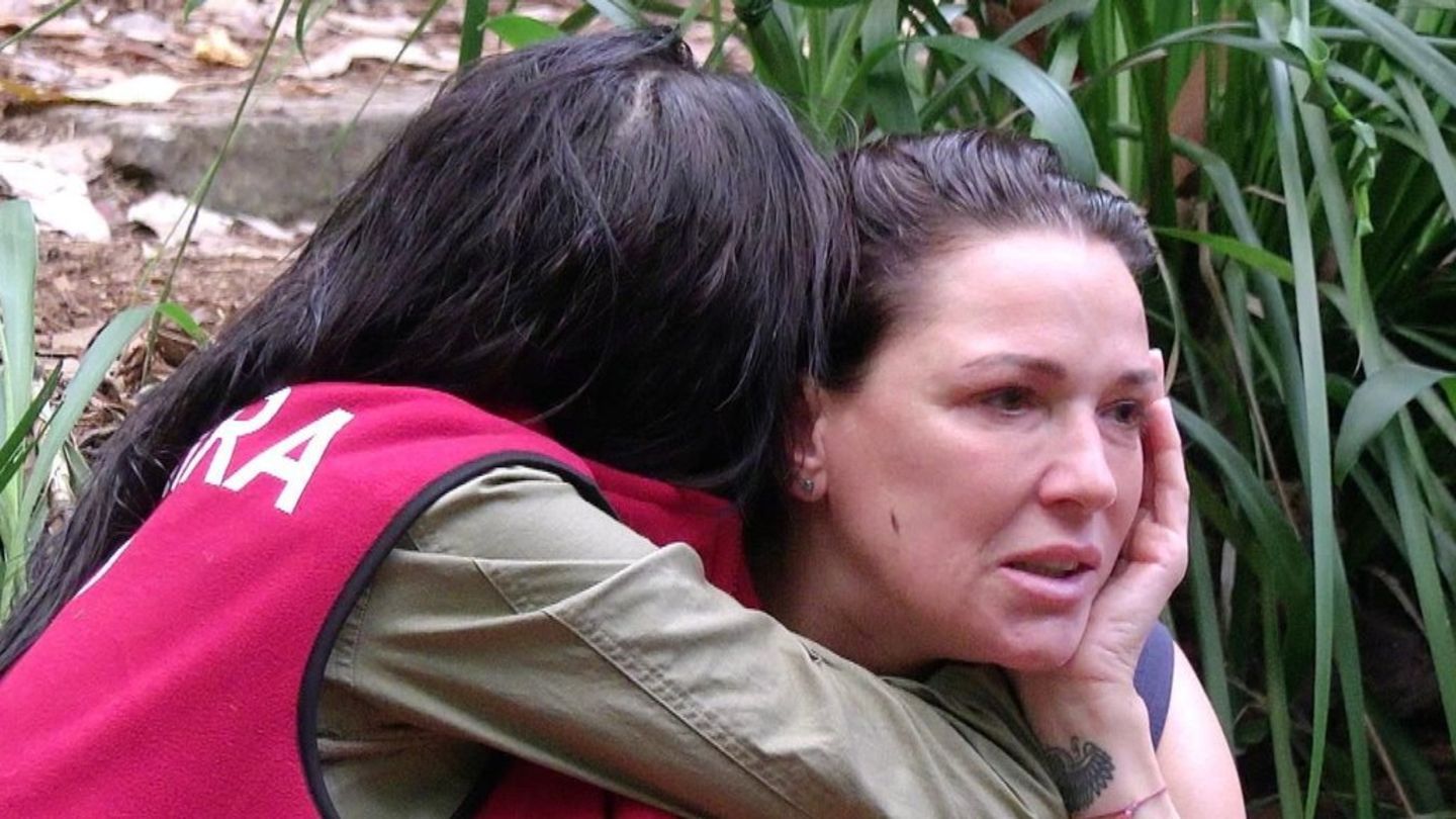 Simone Ballack wird von Mitcamperin Samira getröstet.