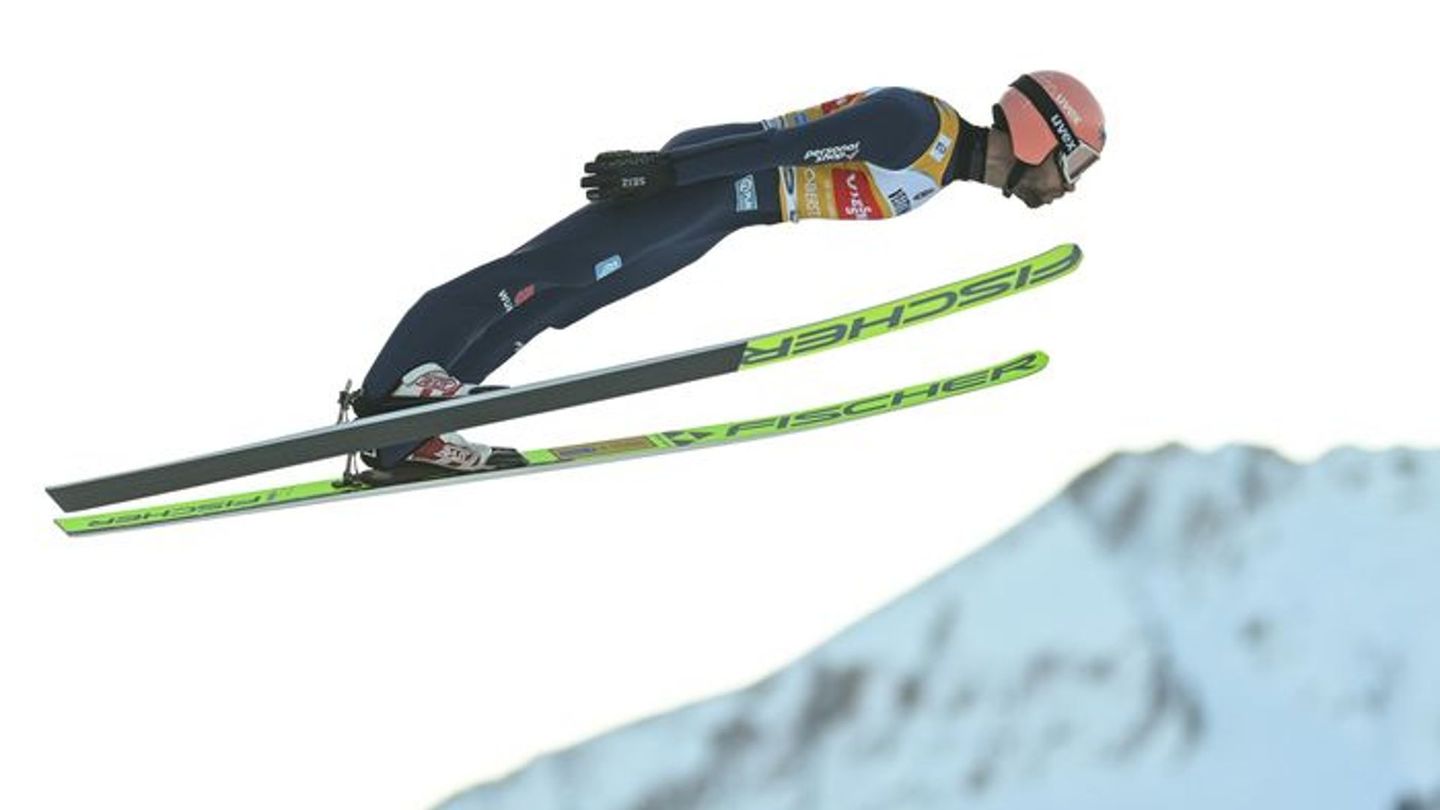 Der deutsche Skispringer Pius Paschke auf der berühmten Schattenbergschanze in Oberstdorf. Doch der Wintersportort hat mehr zu bieten als den alljährlichen Start der Vierschanzentournee.