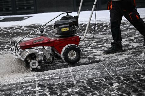 In Berlin haben die Winterdienste viel zu tun, und das wird sich vorerst auch nicht ändern. (Foto Archiv) Foto: Britta Pedersen/