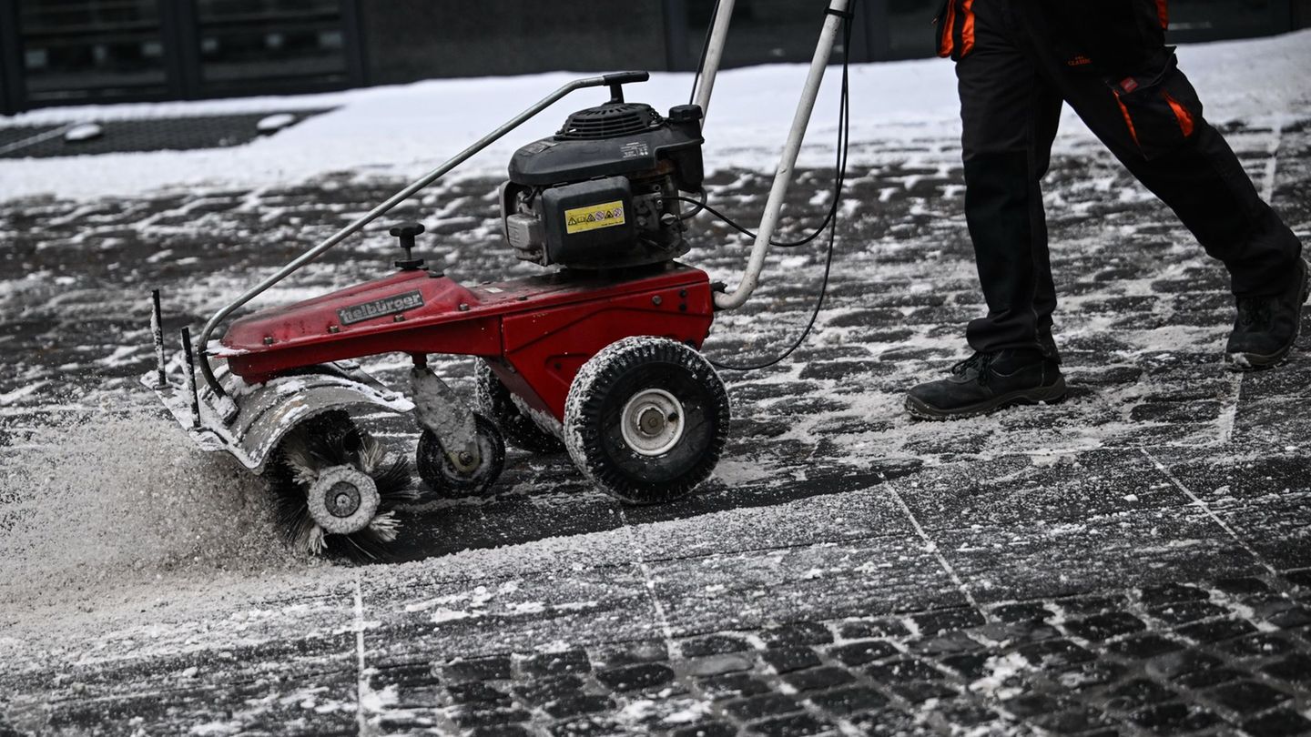 In Berlin haben die Winterdienste viel zu tun, und das wird sich vorerst auch nicht ändern. (Foto Archiv) Foto: Britta Pedersen/