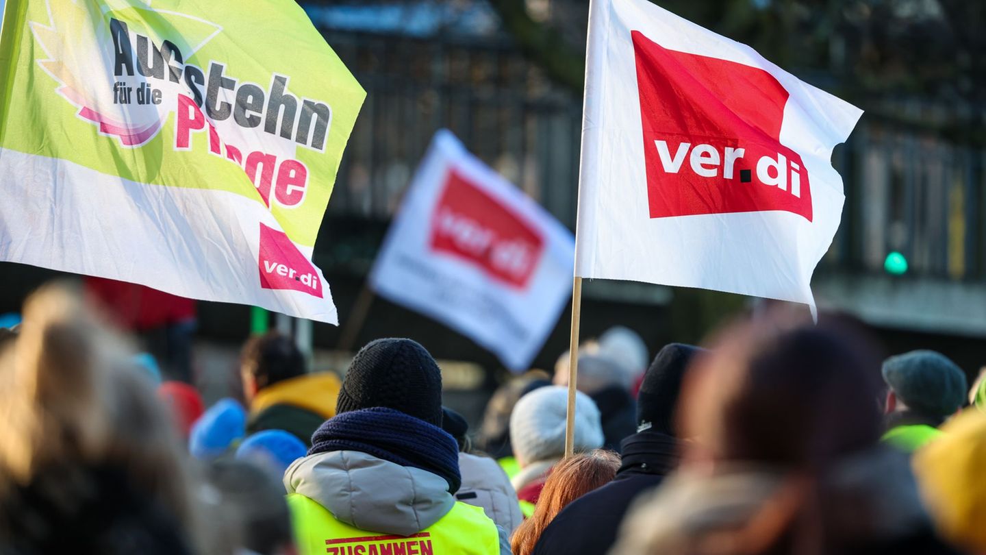 Die Gewerkschaft fordert sieben Prozent mehr Gehalt, mindestens aber 300 Euro mehr im Monat. Foto: Christoph Reichwein/dpa