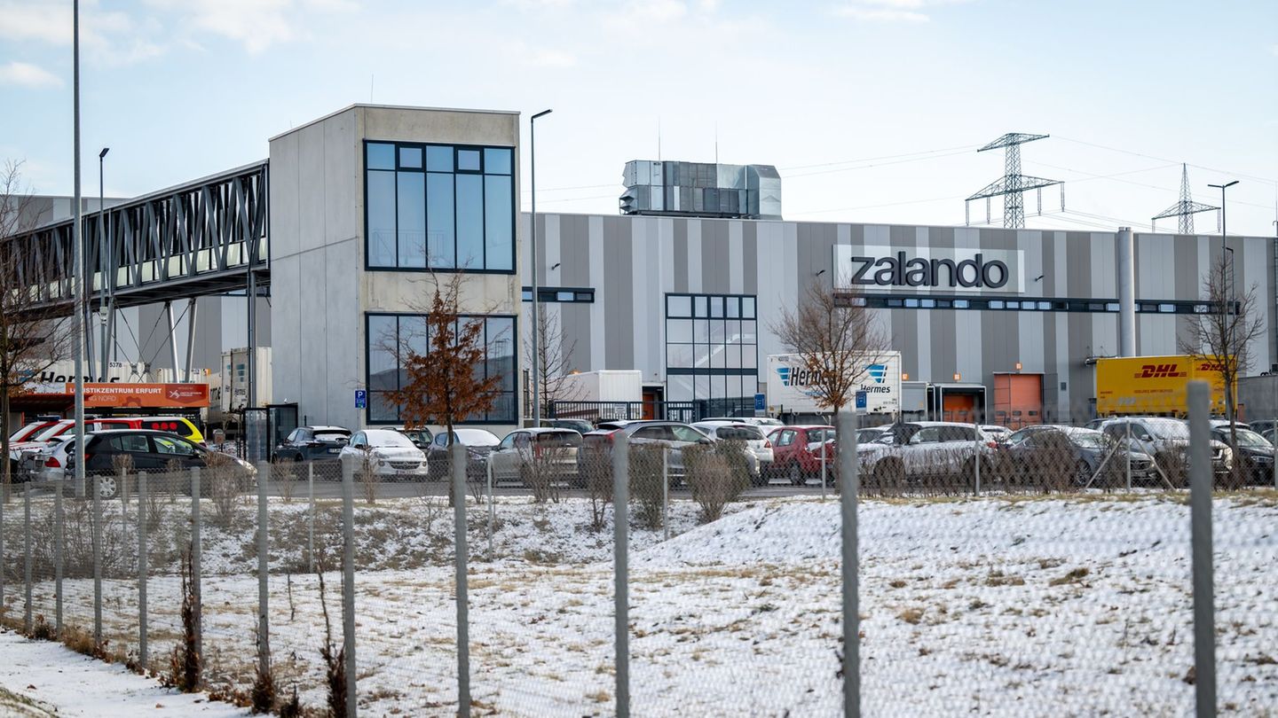 Bei einer Betriebsversammlung geht es um die Zukunft der Zalando-Beschäftigten (Archivbild) Foto: Jacob Schröter/dpa