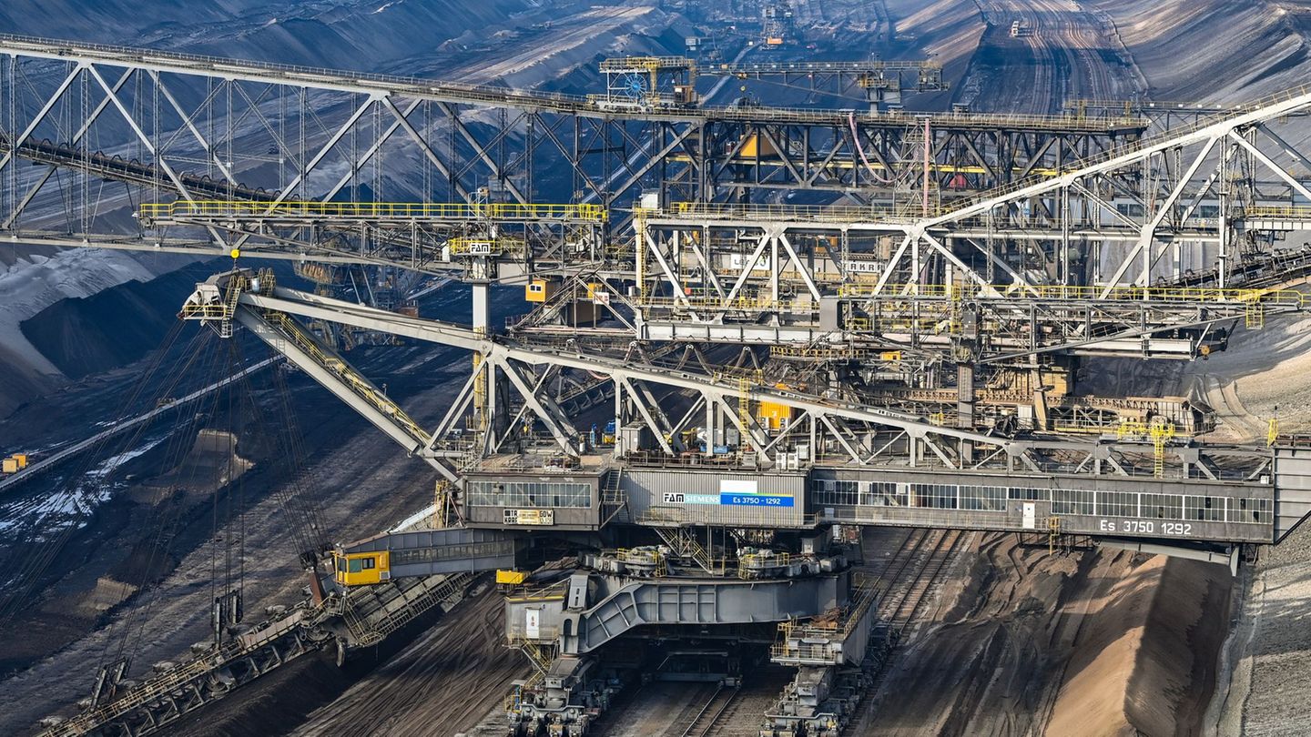 Mit der bevorstehenden Sprengung der Förderbrücke F60 im ehemaligen Tagebau Jänschwalde in der Lausitz verschwindet eine der grö