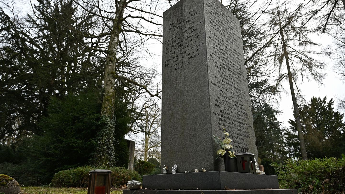 In Frankfurt treffen sich die Hinterbliebenen am Gedenkstein. Foto: Michael Brandt/dpa