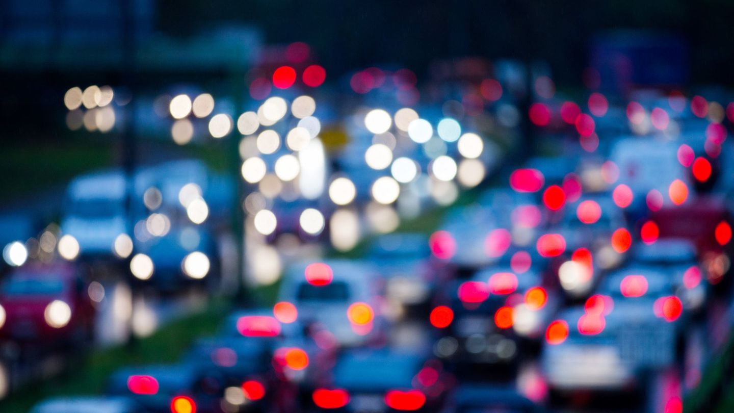 Fahrzeug an Fahrzeug: Auto- und Lastwagenfahrer haben 2025 in NRW noch einmal mehr Zeit im Stau verbracht. (Archivbild) Foto: Ro