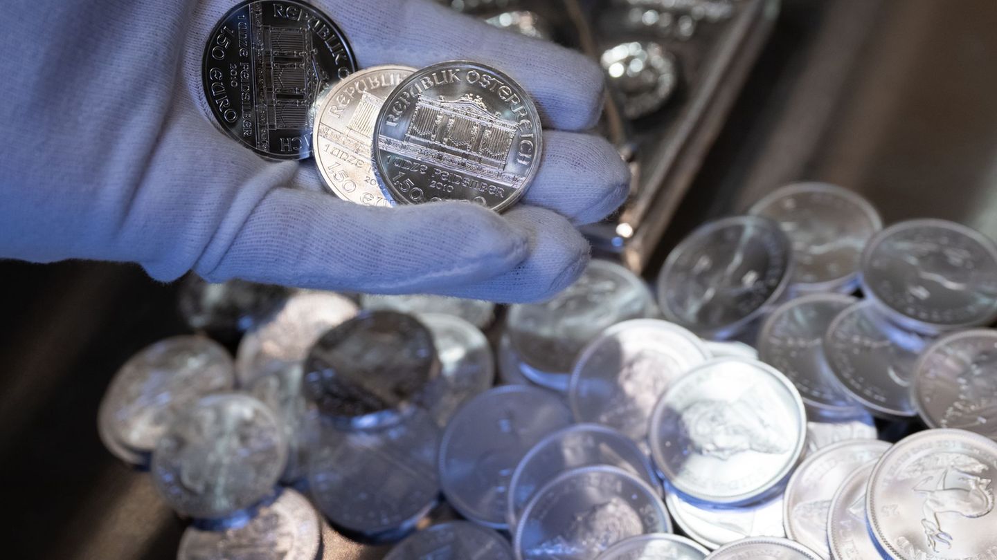 Unter anderem dient Silber als Investment. (Archivbild) Foto: Sven Hoppe/dpa