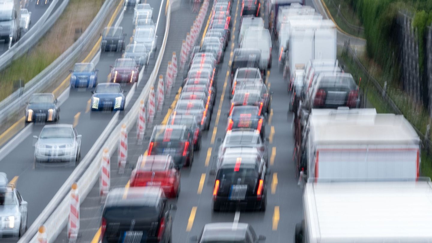 Ein Stauschwerpunkt in Sachsen-Anhalt ist die A2. (Archivbild) Foto: Peter Steffen/dpa