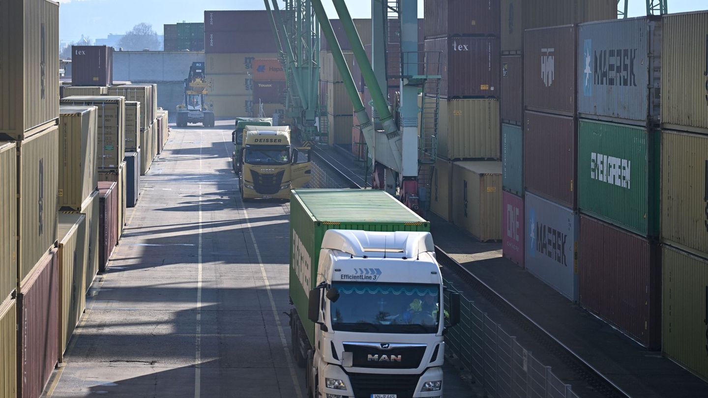 Umfrage: Die Situation der Unternehmen im Südwesten hat sich etwas verbessert. (Archivbild) Foto: Bernd Weißbrod/dpa