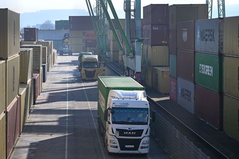 Umfrage: Die Situation der Unternehmen im Südwesten hat sich etwas verbessert. (Archivbild) Foto: Bernd Weißbrod/dpa