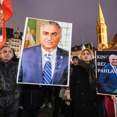 Bilder des Schah-Sohns werden auf Demonstrationen in Deutschland gezeigt. Foto: Boris Roessler/dpa