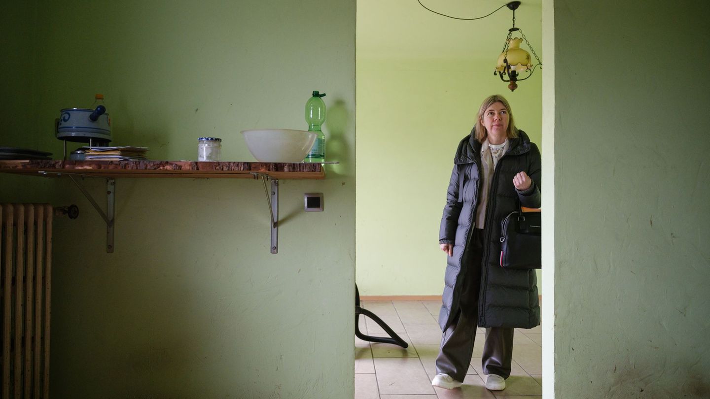 Das Haus bekommt neue Schlüssel, die dann an den neuen Besitzer gehen. Foto: Oliver Dietze/dpa