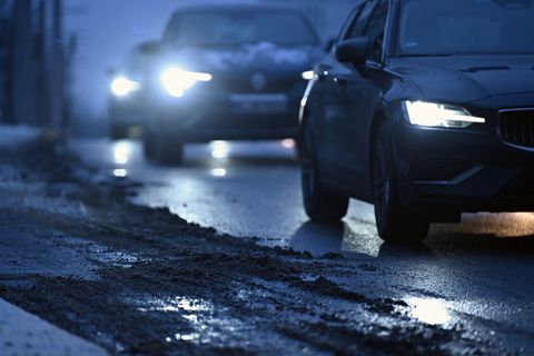 Im Osten besteht gebietsweise Gefahr von Glatteis durch gefrierenden Regen - örtlich sei auch Unwetter möglich. (Archivbild) Fot