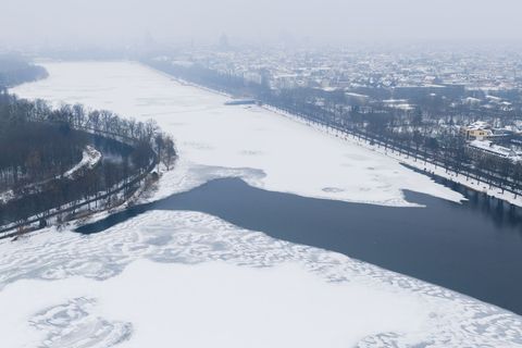 Eine Eisschicht bedeckt teilweise den Maschsee in der Landeshauptstadt. Foto: Julian Stratenschulte/dpa