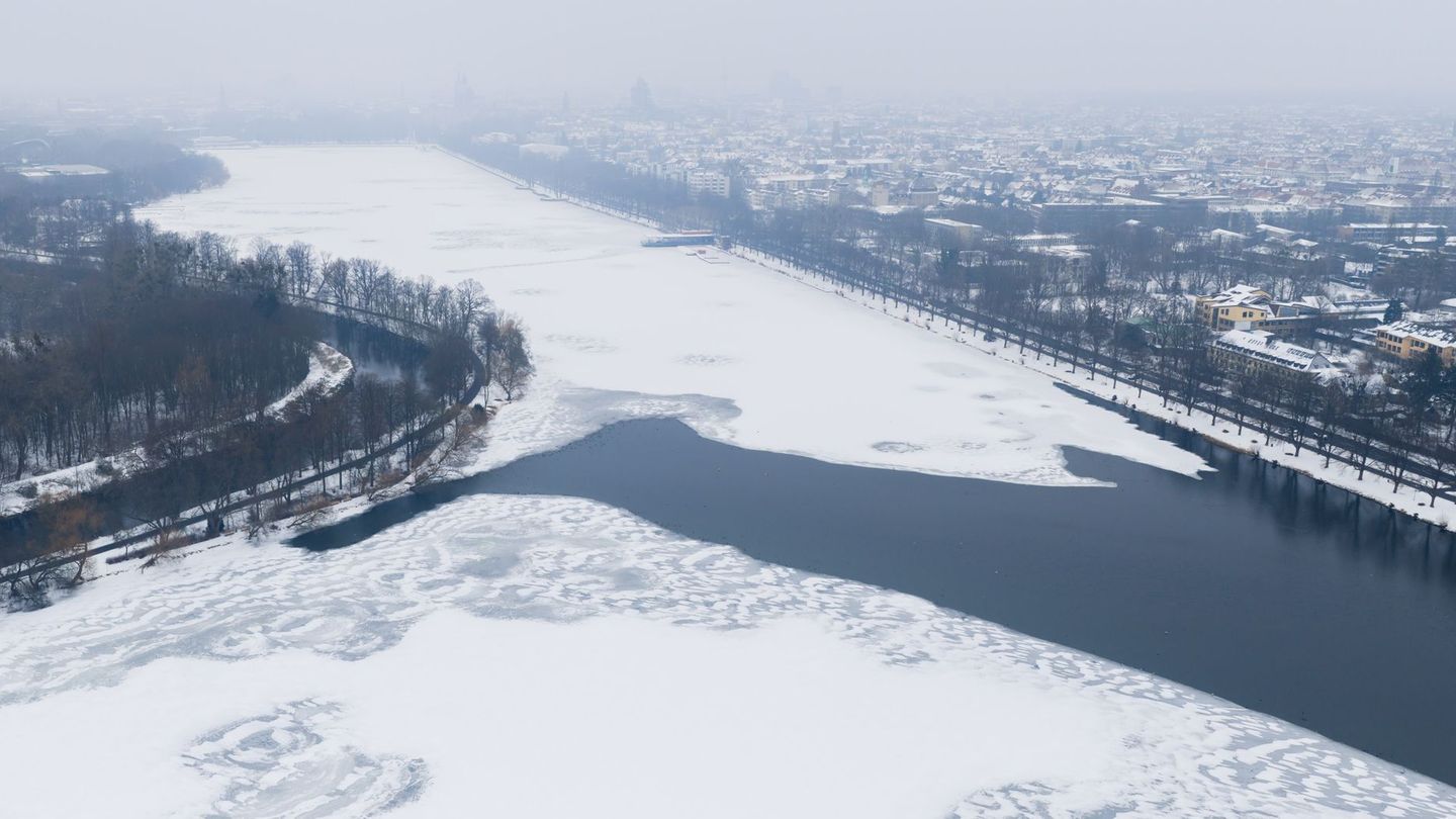 Eine Eisschicht bedeckt teilweise den Maschsee in der Landeshauptstadt. Foto: Julian Stratenschulte/dpa