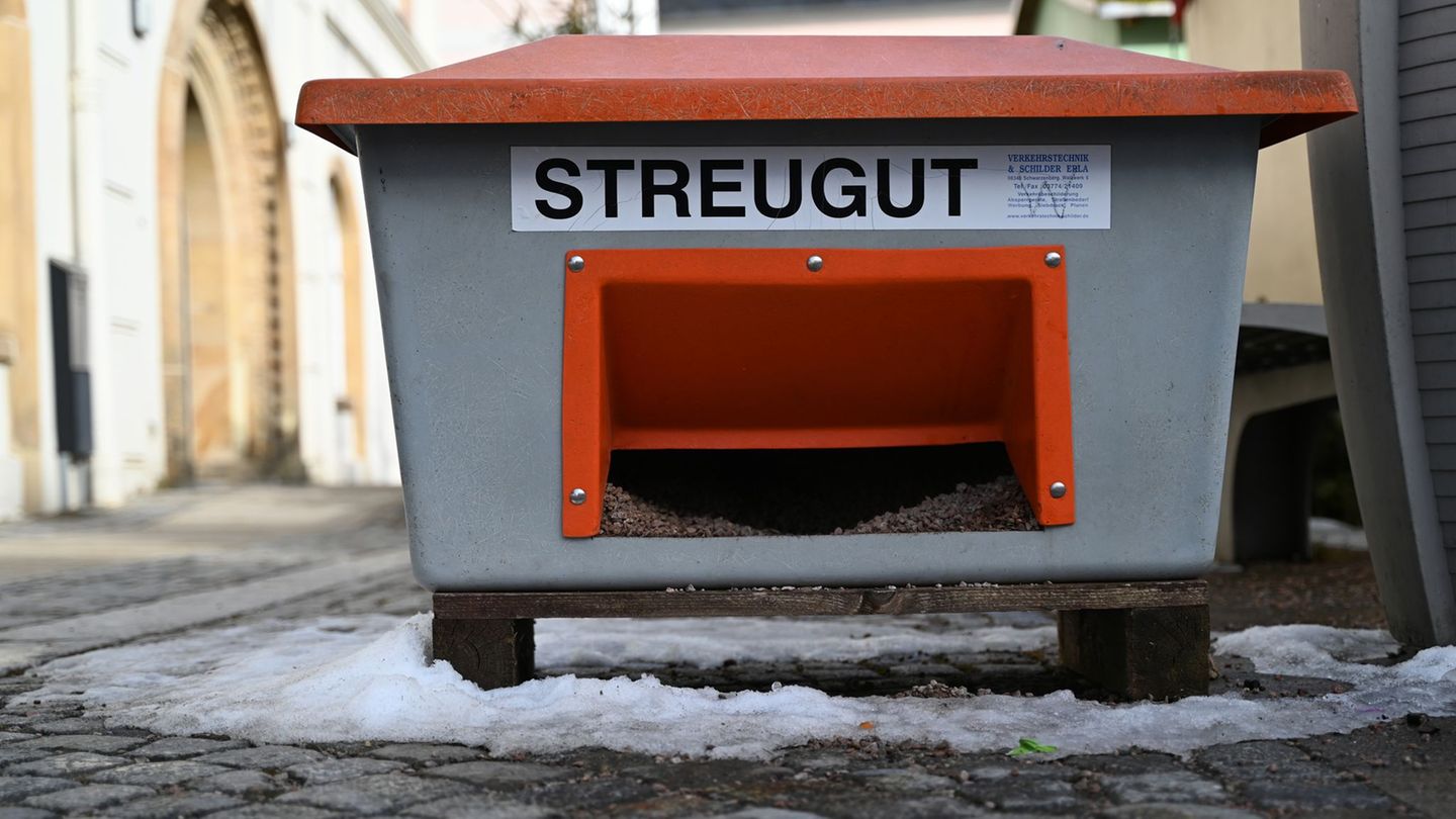 In Sachsen besteht am Morgen Glättegefahr. (Symbolbild) Foto: David Hammersen/dpa