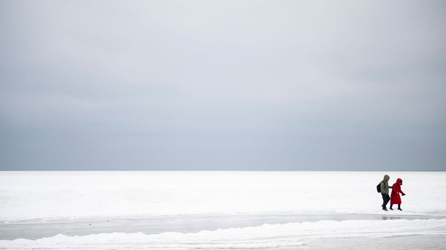 Für Teile des Landes gibt es eine Unwetterwarnung wegen Glätte. Foto: Philip Dulian/dpa