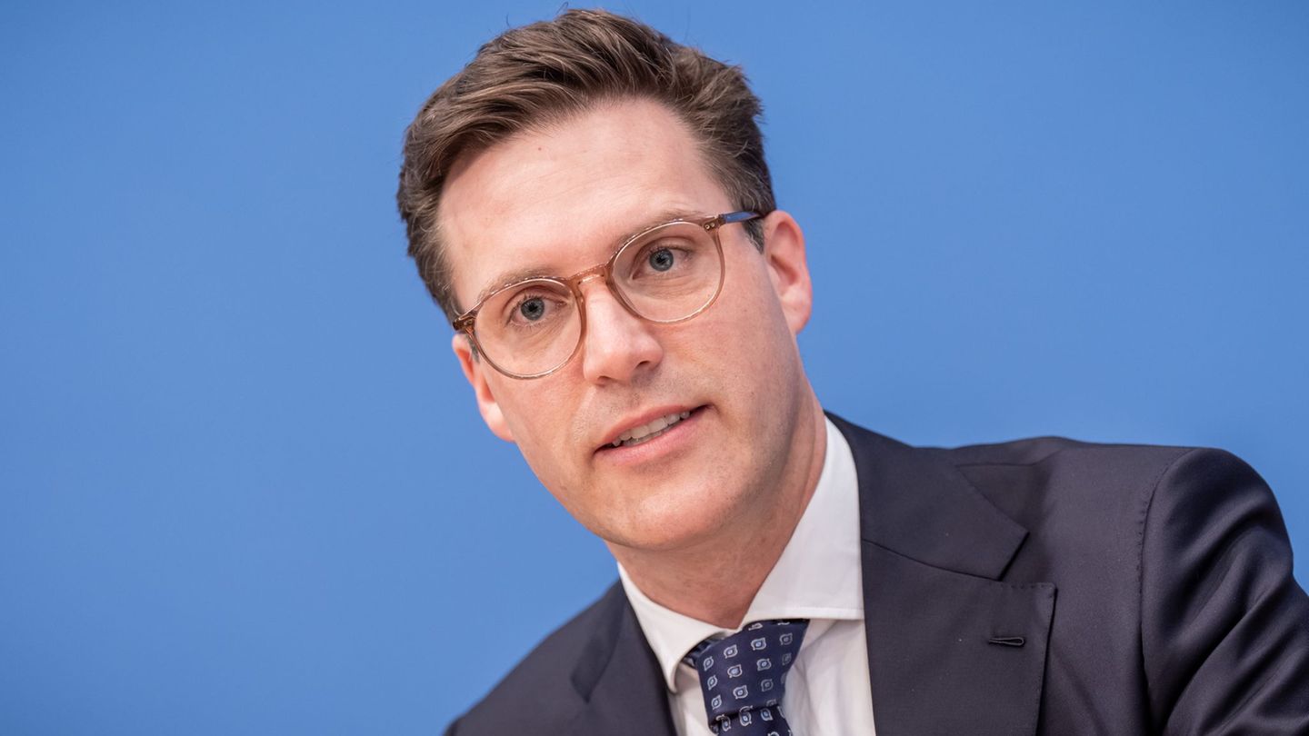 Manuel Hagel hält die Rente ab 70 für unausweichlich. (Archivbild) Foto: Michael Kappeler/dpa