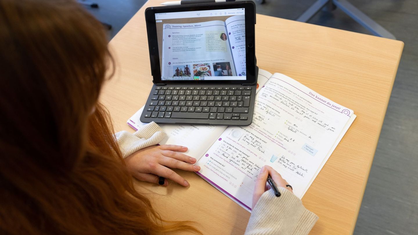 Die Vergleichsarbeiten sollen künftig am Computer statt auf Papier geschrieben werden. (Symbolbild) Foto: Friso Gentsch/dpa
