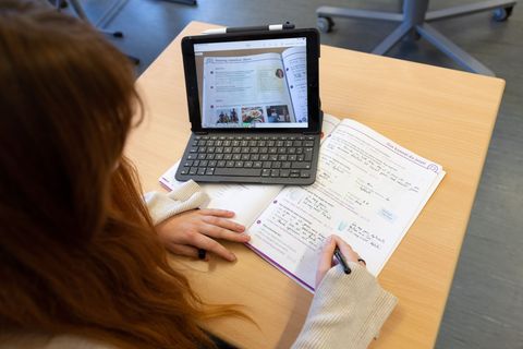 Die Vergleichsarbeiten sollen künftig am Computer statt auf Papier geschrieben werden. (Symbolbild) Foto: Friso Gentsch/dpa