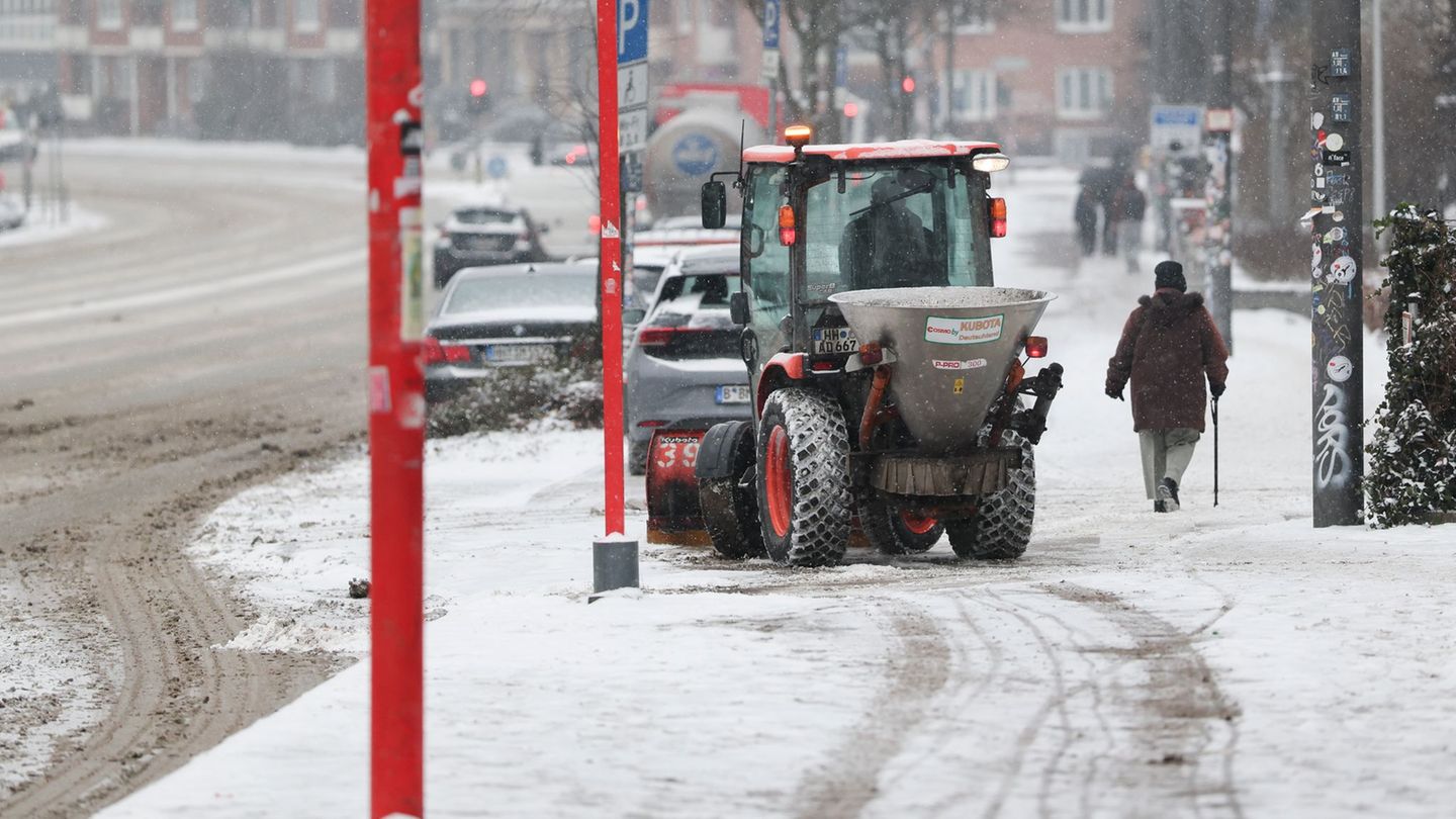 Der Winterdienst im Einsatz. Foto: Christian Charisius/dpa