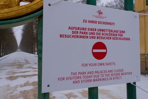 Parks der Schlösserstiftung sollen heute wegen der Eisglätte nicht betreten werden. (Archivbild) Foto: Georg Moritz/dpa