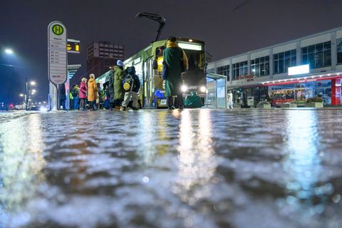 Wer mit dem Bus unterwegs ist, braucht am Morgen in Teilen Brandenburgs ziemlich viel Geduld. (Archivbild) Foto: Patrick Pleul/d