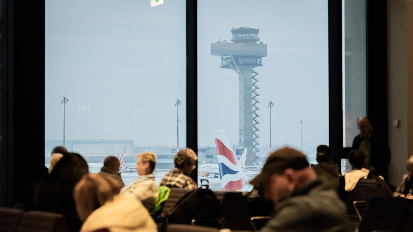 Fluggäste müssen derzeit auf den Start ihres Flugzeugs am BER warten. Foto: Christoph Soeder/dpa