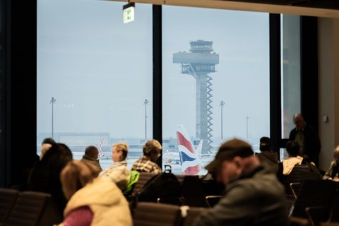 Fluggäste müssen derzeit auf den Start ihres Flugzeugs am BER warten. Foto: Christoph Soeder/dpa